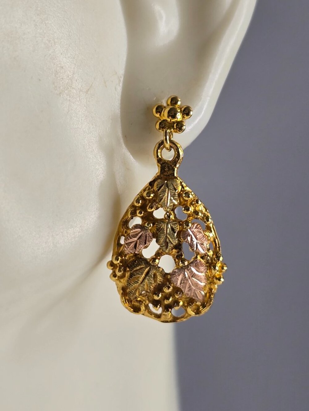 Womens Vintage Estate 10K Mixed Gold Grape Leaf Earrings 4.0g #E5146